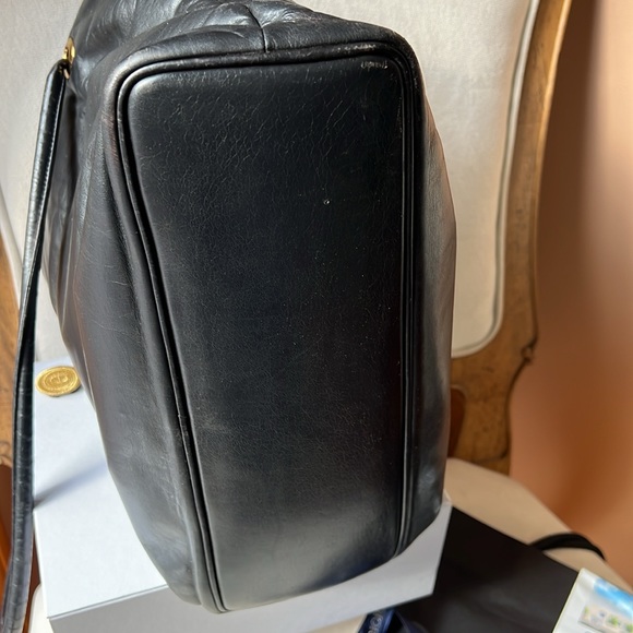 Chanel Authentic Vintage Leather Monogrammed CC leather handbag - Picture 12 of 17